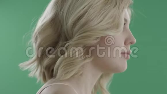 美丽的女人脸侧面轮廓与绿色屏幕视频的预览图