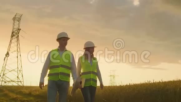 在输电线路附近的田地里有一名电工男女他是一名电工负责管理视频的预览图