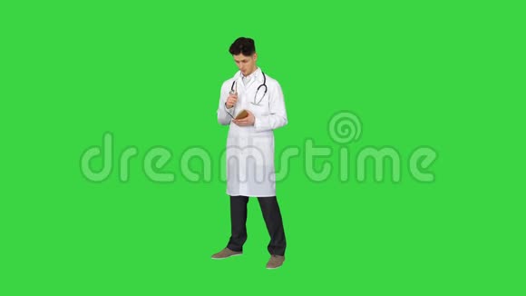 富于表现力的年轻男医生开始在绿色屏幕上跳舞Chroma键视频的预览图