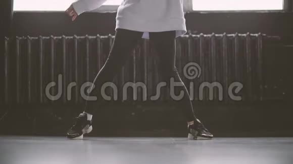 年轻的嘻哈舞者的腿视频的预览图