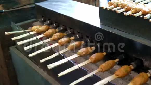供应商在木炭烤架机上煮辣姜龙泰国街头食品视频的预览图