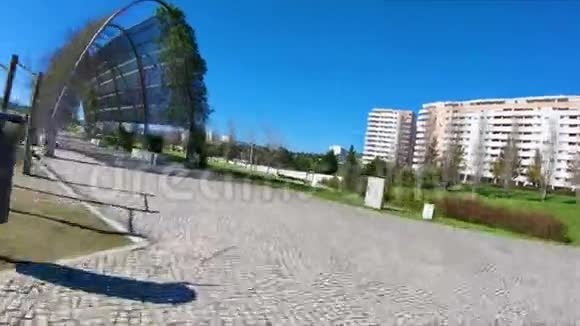 里斯本淡水河谷格兰德城市公园的现代金属结构视频的预览图