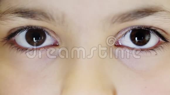 女孩的眼睛特写镜头视频的预览图