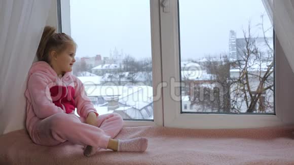 女孩坐着伤心地看着窗外视频的预览图