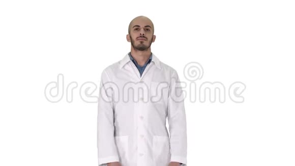 站在年轻严肃的阿拉伯医生的白色背景视频的预览图