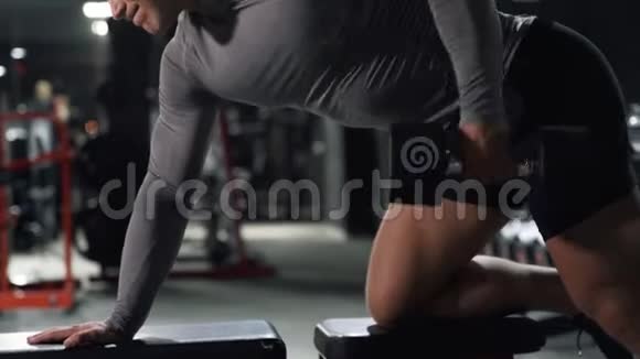 体操运动员用哑铃练习背部肌肉视频的预览图