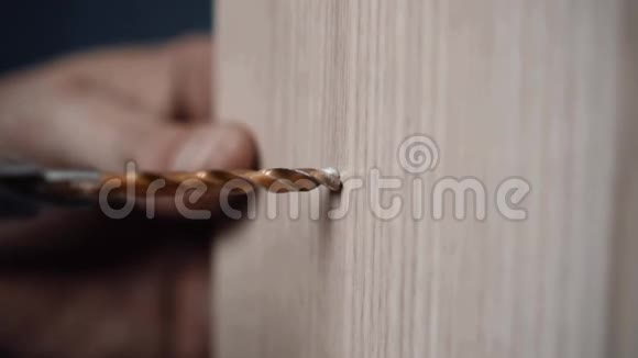 螺丝起子把螺丝拧成木板视频的预览图