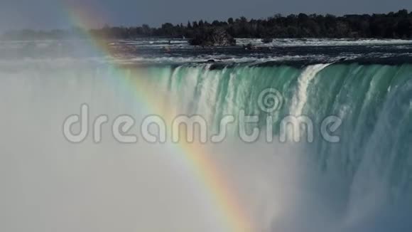 瀑布马蹄上的彩虹视频的预览图