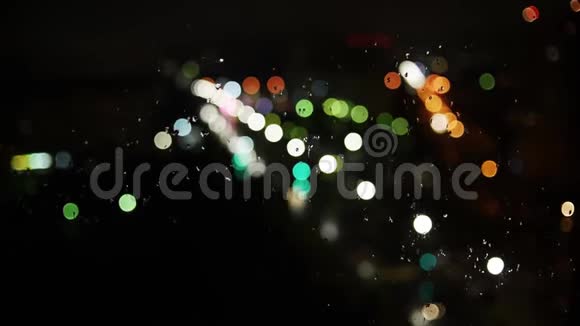 在玻璃背景下的雨滴和五颜六色的灯光视频的预览图