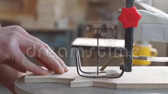 手工制作和工艺理念木工在锯木厂从事木材加工视频的预览图