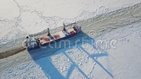 冬季海上货船视频的预览图