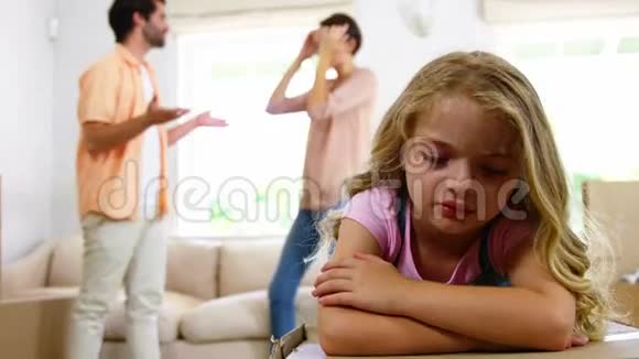 愤怒的父母为一个悲伤的女孩争吵视频的预览图