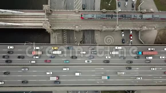 汽车和火车桥上交通的俯视图视频的预览图