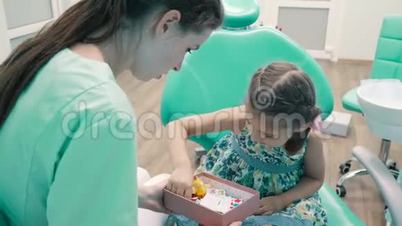 儿童牙医招待小女孩视频的预览图
