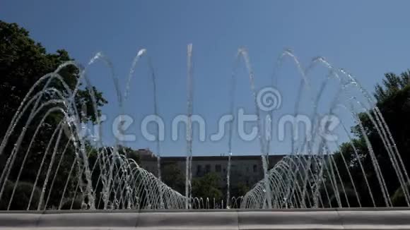 喷泉与水喷流下降在城市公园的中心在夏天视频的预览图