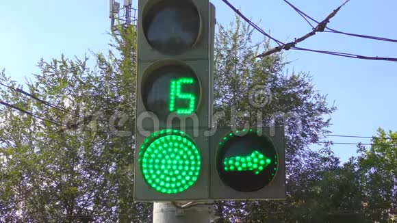 路口的红绿灯视频的预览图