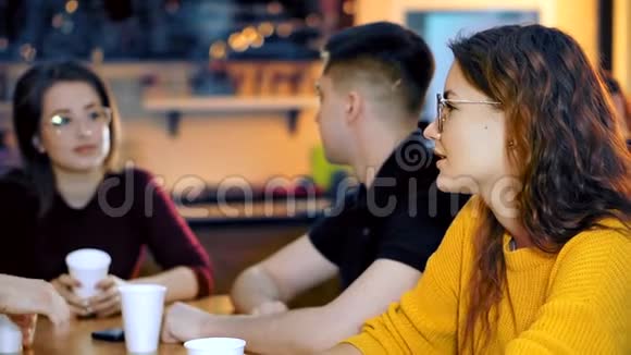 一群朋友在咖啡馆里聚会喝咖啡享受社交活动在餐馆里聚会快乐视频的预览图