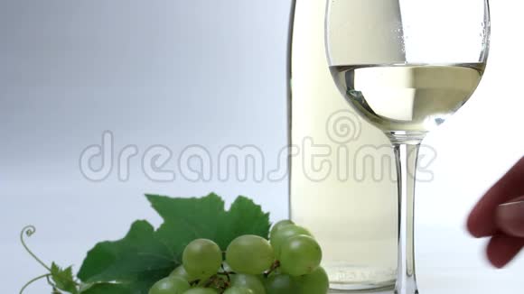 青葡萄和白酒视频的预览图
