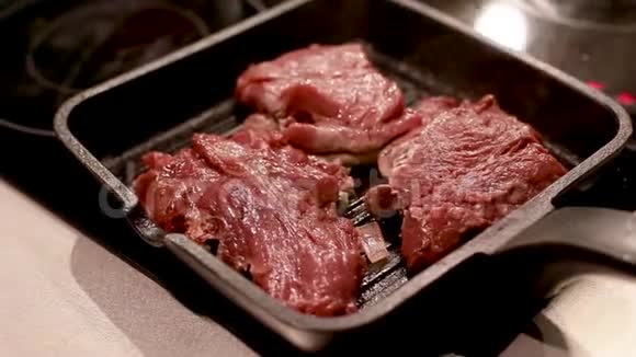 在烤盘上煮牛肉和猪肉牛排视频的预览图