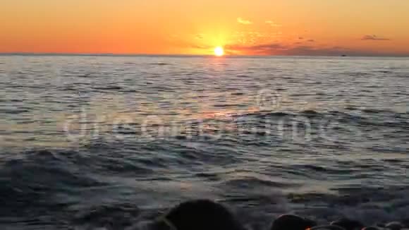 夕阳挂在水面上视频的预览图