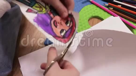 小女孩把自制的娃娃剪得很近视频的预览图