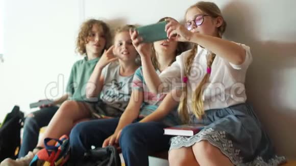 快乐的孩子在学校走廊休息时自拍学童和小玩意视频的预览图