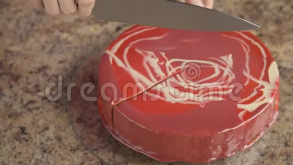 用大刀切蛋糕视频的预览图