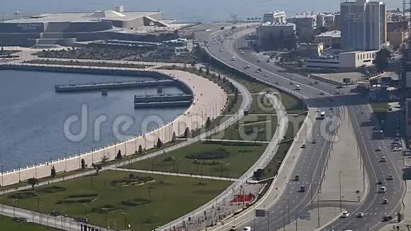 沿阿塞拜疆巴库海滨大道的公路交通在阳光明媚的夏日视频的预览图