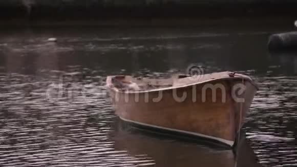 一艘棕色的小船在运河上视频的预览图