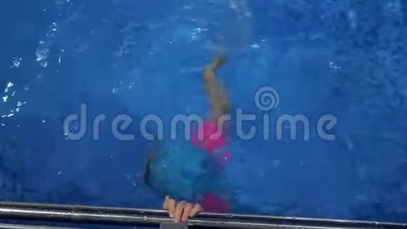 小女孩在游泳池水下潜水视频的预览图