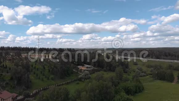 从上面拍摄的空中镜头空中拍摄的房屋顶部豪华定制工匠风格家居视频的预览图