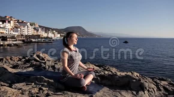 年轻女子在户外练习瑜伽和谐与冥想的概念健康生活方式视频的预览图