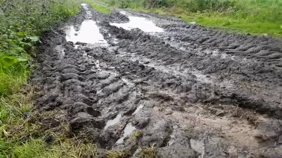 雨中泥土路之上破坏土乡土路视频的预览图