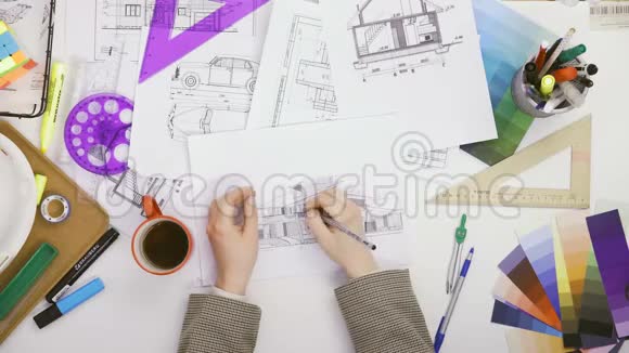 女建筑师绘制建筑图和在桌上倒咖啡的俯视图视频的预览图