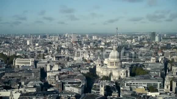以天空为背景俯瞰欧洲老城区全景行动美丽的城市景观视频的预览图