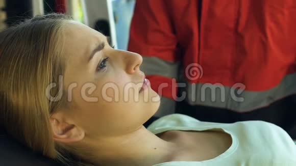 救护人员紧急将腹部剧烈疼痛的少女送往医院视频的预览图