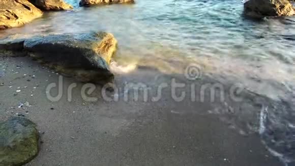 希腊哈尔基迪基地区田园诗般的日落海滩慢动作视频的预览图