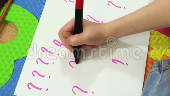 可爱的小女孩画问号视频的预览图