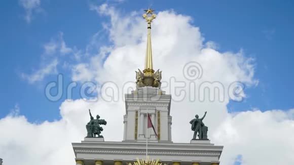 建筑顶部有雕像和金星行动美丽的苏联时代金色的俄罗斯建筑视频的预览图