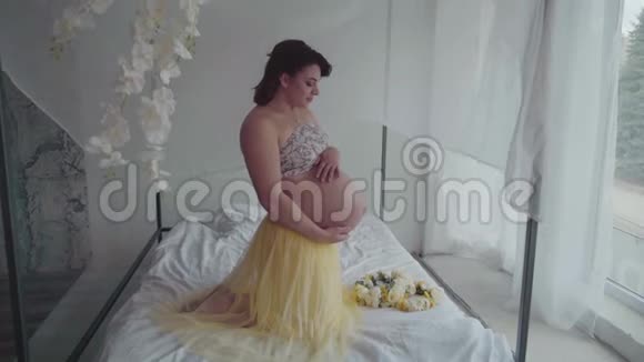 美丽的孕妇抚摸她的腹部女人摸她的肚子慢动作视频的预览图
