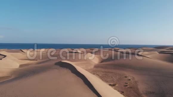 鸟瞰日落时的沙漠和沙丘在海洋海岸马斯帕洛马斯加那利视频的预览图