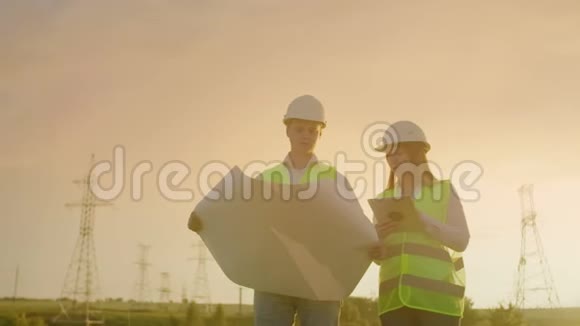 在输电线路附近的田地里有一名电工男女他是一名电工负责管理视频的预览图