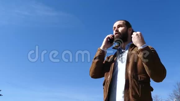 蓄胡子商人用手机积极沟通视频的预览图