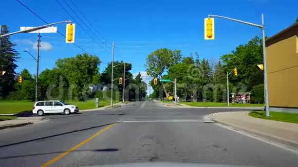 白天接近加拿大城市交叉口道路交通加拿大城市生活城市景观的司机视角视频的预览图