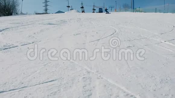 一个12岁的少年穿着蓝色的布滑在滑雪板上从下一个天空降落在城市公园视频的预览图