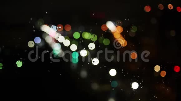 在玻璃背景下的雨滴和五颜六色的灯光视频的预览图