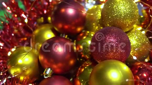 新年旋转红色和金色圣诞树玩具视频的预览图
