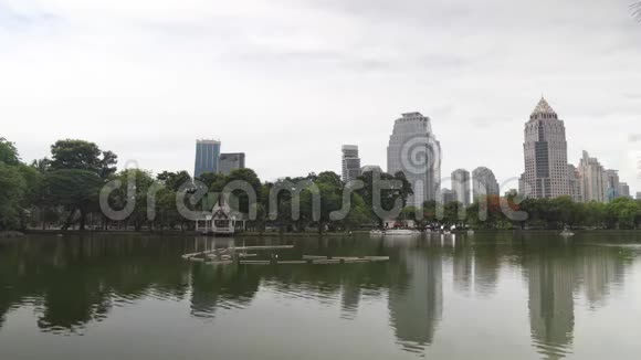 在市中心的高层建筑和周围的植被湖公园生态和大都市建筑视频的预览图