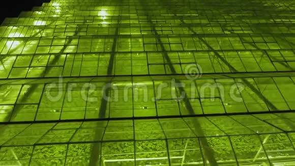 夜间大型工业温室视频的预览图