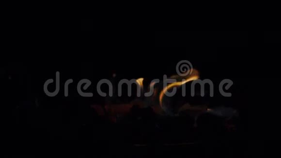 在烧烤烤架火中加入木炭打火机液体红色摄影机拍摄的超级慢镜头视频的预览图